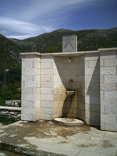 Pilar water fountain